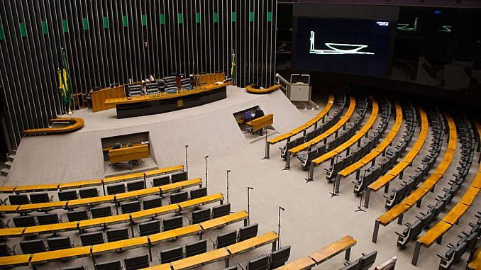 COMISSÃOCâmara aprova uso de imóveis recebidos pela União para reforma agrária e habitação popular