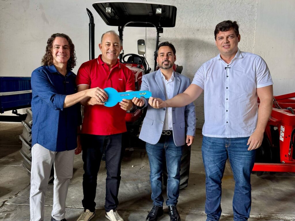 NO VALE DO PIANCÓAo lado do deputado Taciano Diniz, Veneziano entrega máquinas agrícolas para beneficiar a agricultura familiar
