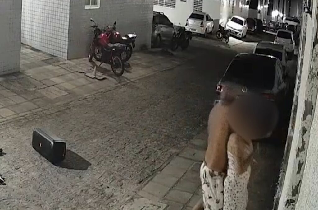 VEJA VÍDEOCâmera flagra homem agredindo mulher em condomínio de João Pessoa
