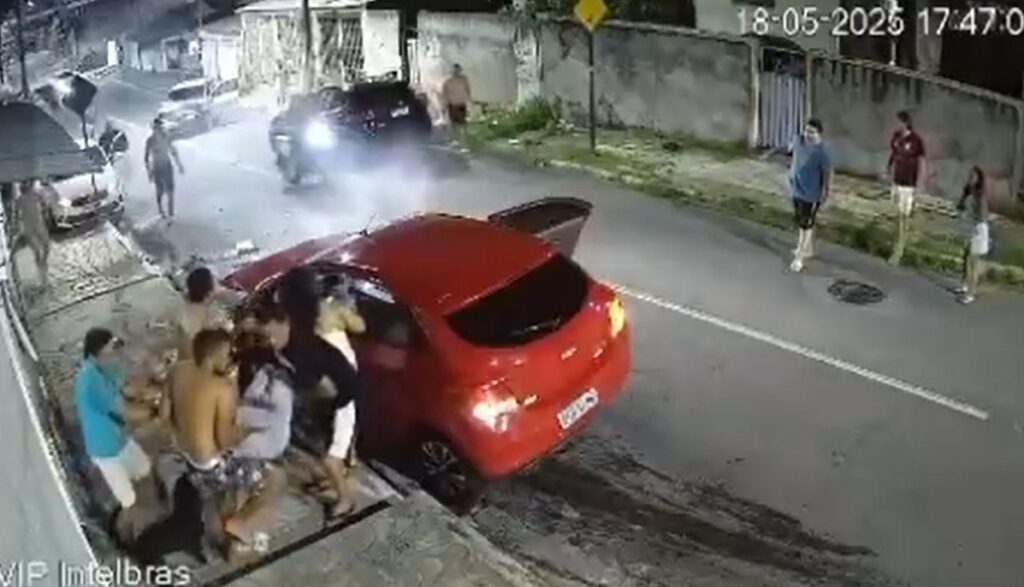 VEJA VÍDEOCarro colide com veículos estacionados e pega fogo em Cruz das Armas, em João Pessoa