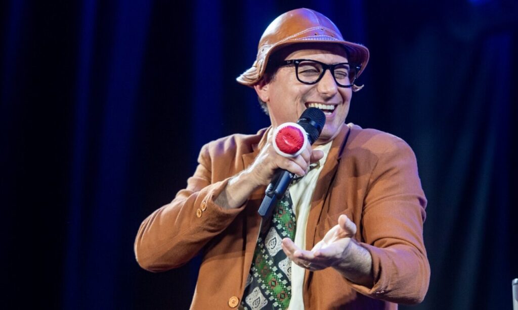 DANOS MATERIAISApós acidente de carro, humorista Mução segue viagem e se apresenta em cidade do Sertão da Paraíba