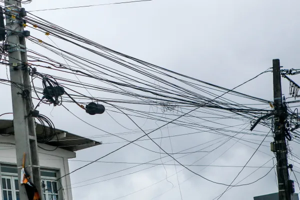 FORÇA-TAREFA EM JOÃO PESSOAPrefeitura inicia operação para retirar fios irregulares e combater poluição visual