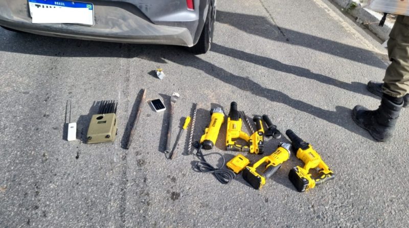 EM FLAGRANTEPolícia Militar desarticula dupla que planejava arrombar caixas eletrônicos no Bessa