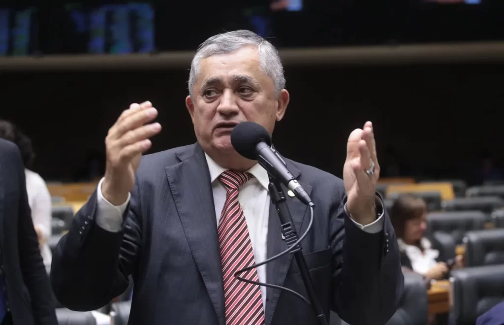 EMBATE ENTRE PODERES‘Câmara não pediu permissão’, diz líder do governo sobre derrubada do IOF