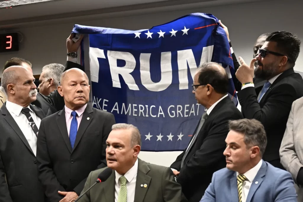 INVESTIDA BOLSONARISTAOposição ergue bandeira de Trump em protesto e causa atrito na Câmara