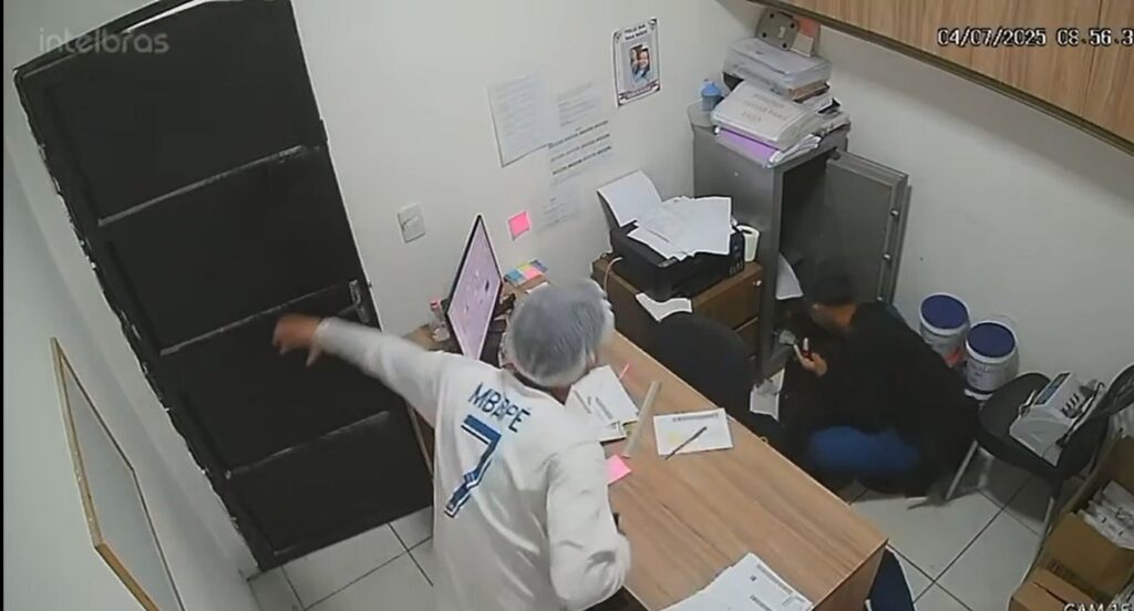 VEJA VÍDEOBandidos armados rendem funcionários e roubam R0 mil de supermercado nos Bancários