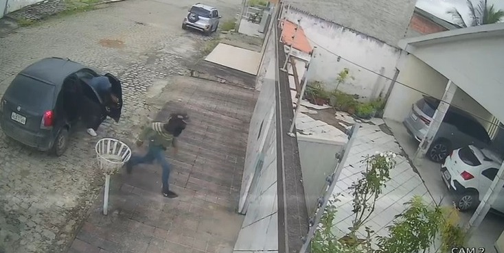 VEJA VÍDEOCasal de idosos é feito refém e tem mais de R$ 30 mil roubados em assalto em Campina Grande