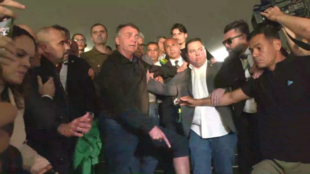 MEDIDAS RESTRITIVASSTF dá prazo final para defesa de Bolsonaro explicar possível violação de medidas