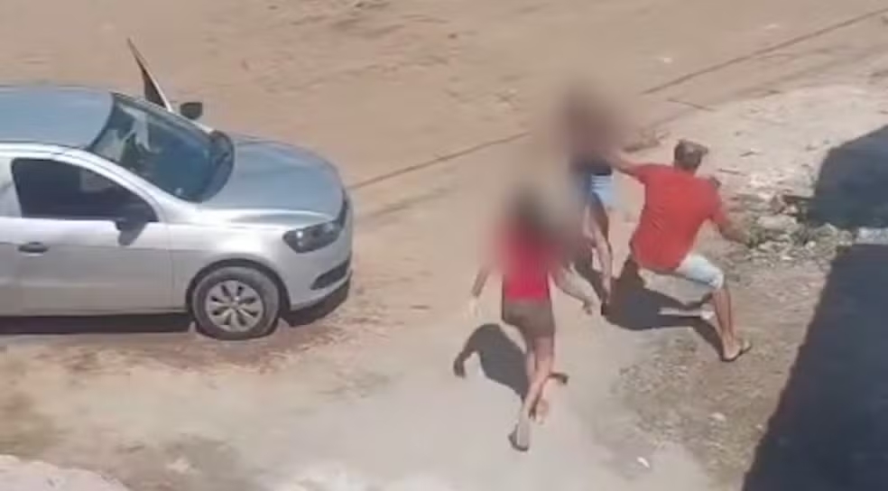 EM SAPÉSuspeito de agredir esposa e filha se apresenta à polícia e vai responder em liberdade