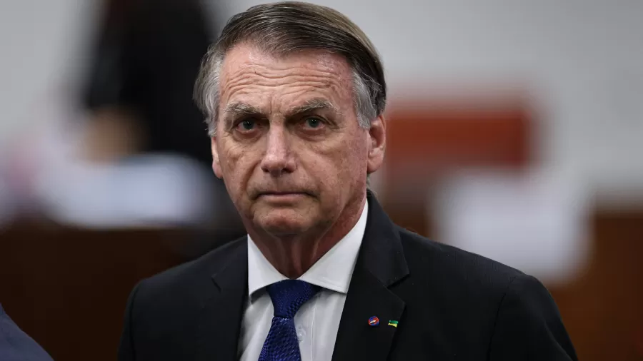 Bolsonaro sofre traumatismo craniano leve após queda em cela da Polícia Federal