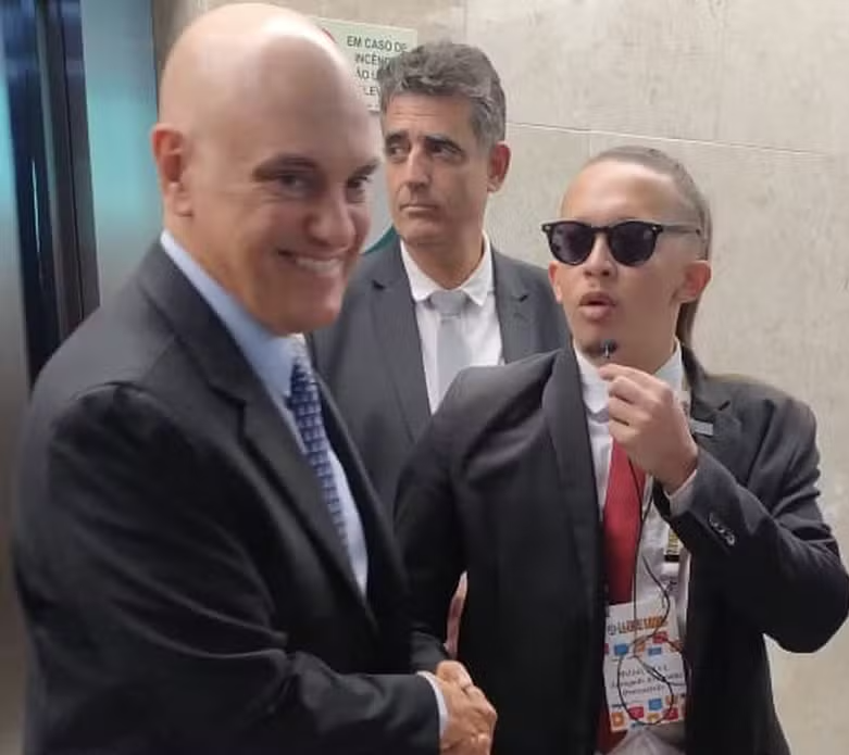 "NAQUELE MODELO"“Advogado” de Alexandre de Moraes se encontra com o ministro em evento no STF