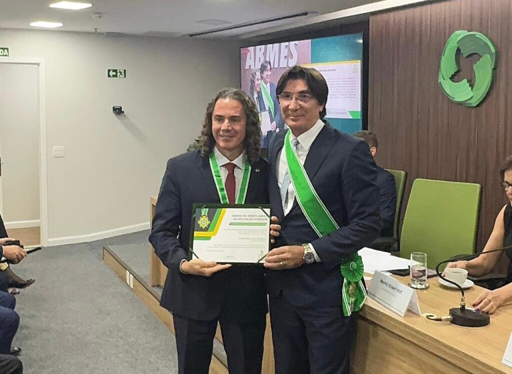 NA ABMESVeneziano do Rêgo é condecorado com a Ordem ao Mérito da Educação Superior
