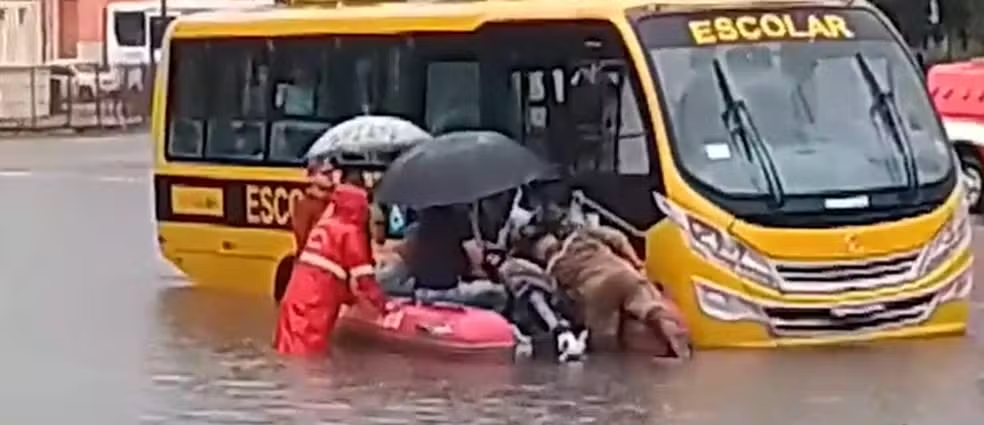 EM JOÃO PESSOAResgate dramático: 20 pessoas ficam ilhadas em ônibus da Prefeitura de Itapororoca