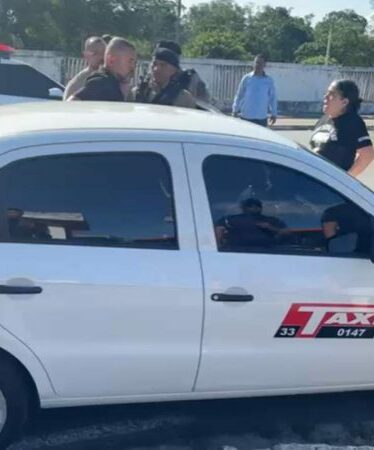 MANIFESTAÇÃOTaxistas protestam contra fiscalização e bloqueiam saída de ônibus em João Pessoa