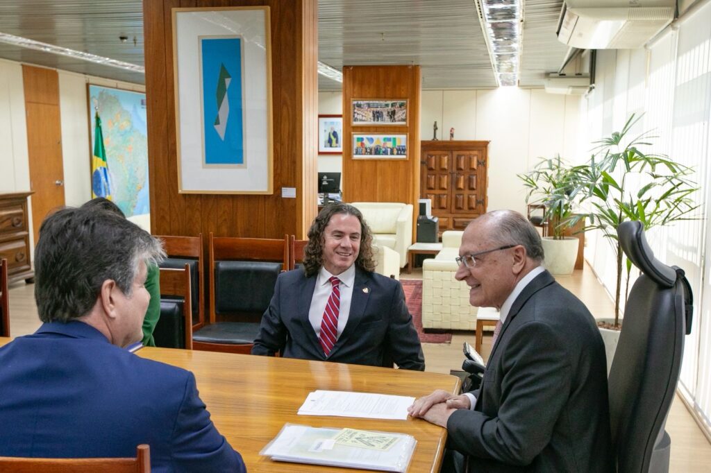 TARIFAÇOVeneziano se reúne com Alckmin para discutir impactos do tarifaço no setor sucroalcooleiro da Paraíba