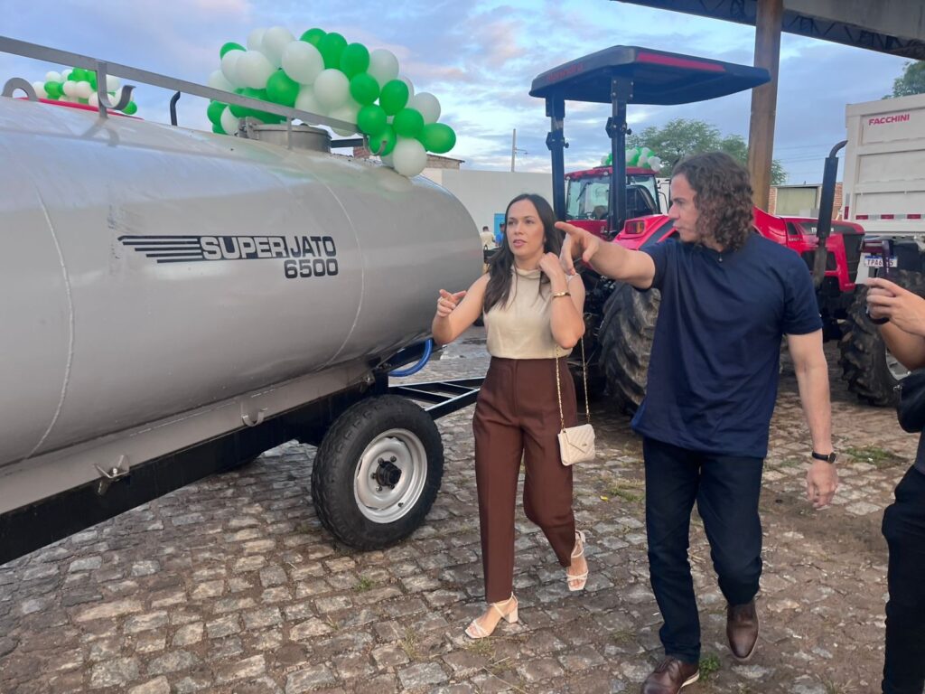 DESENVOLVIMENTOVeneziano entrega R$ 2,3 milhões em máquinas para modernizar frota da cidade do Congo