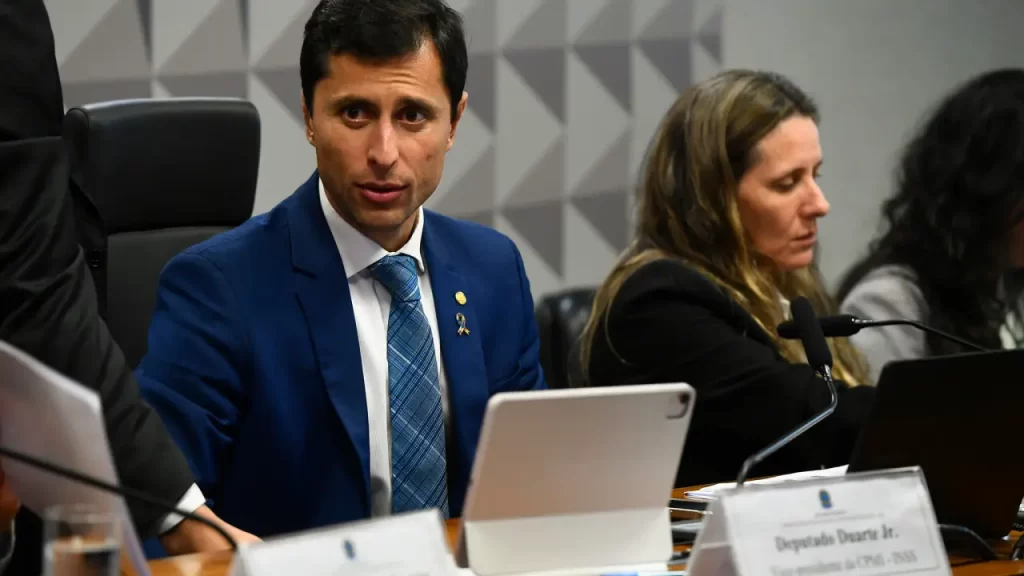 TENSÃO NO CONGRESSODeputado ameaça pedir prisão de ex-presidente do INSS por falso testemunho em CPMI