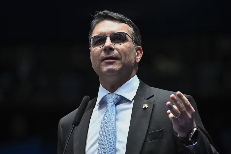 AÇÃO POLÊMICAMoraes manda investigar Flávio Bolsonaro por possível injúria contra Lula