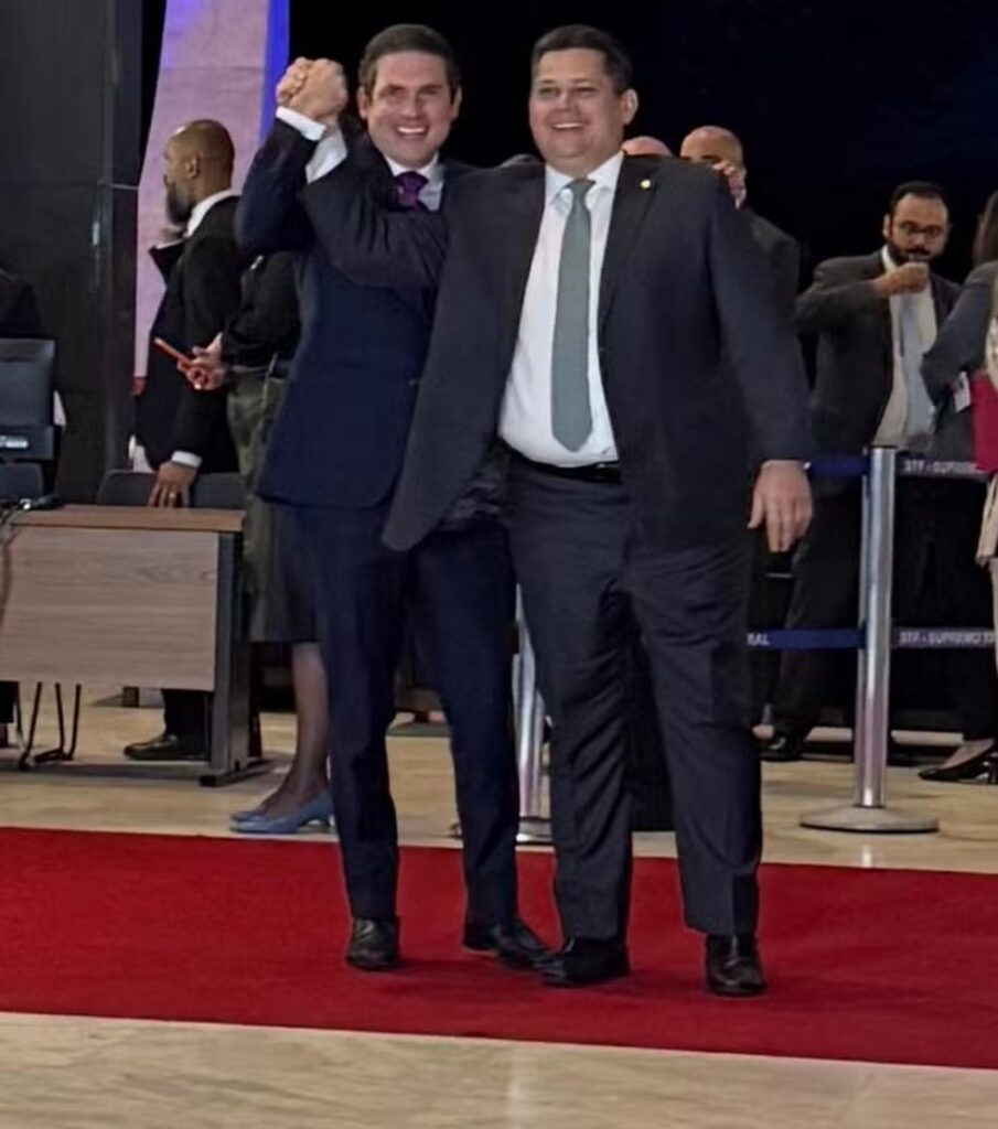 GESTOAlcolumbre e Motta tiram foto abraçados, em meio à tensão entre Senado e Câmara