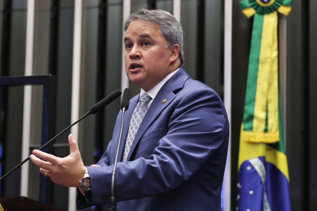 Efraim impõe prazo e avisa: federação decide até março entre ele e Lucas Ribeiro na disputa pelo Governo da Paraíba