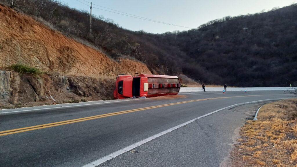 FIQUE ATENTOTrânsito é parcialmente liberado na BR-230 após tombamento de caminhão-tanque na Serra de Santa Luzia