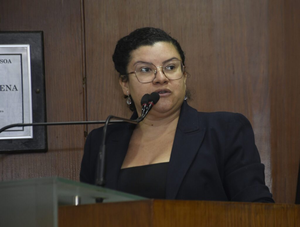 ROMPIMENTO COM CÍCEROVereadora do PSB faz primeiro discurso como oposição e diz que Lei do Gabarito é “inegociável”