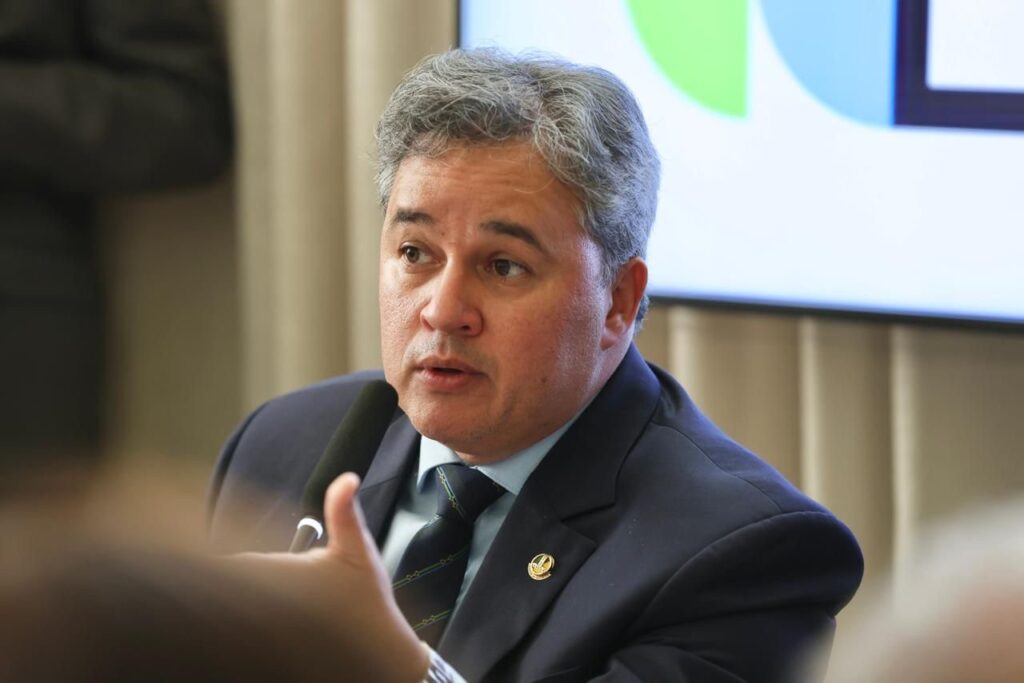 Efraim ironiza prazos de Aguinaldo e Damião sobre a federação União Brasil–PP e dispara: “Já dá para pedir música no Fantástico”