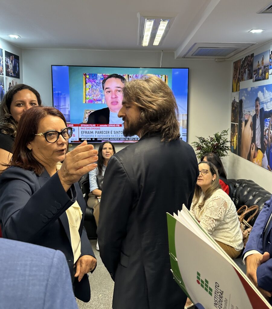 BASTIDORES DA POLÍTICAO encontro de portas fechadas entre Efraim e Pedro Cunha Lima