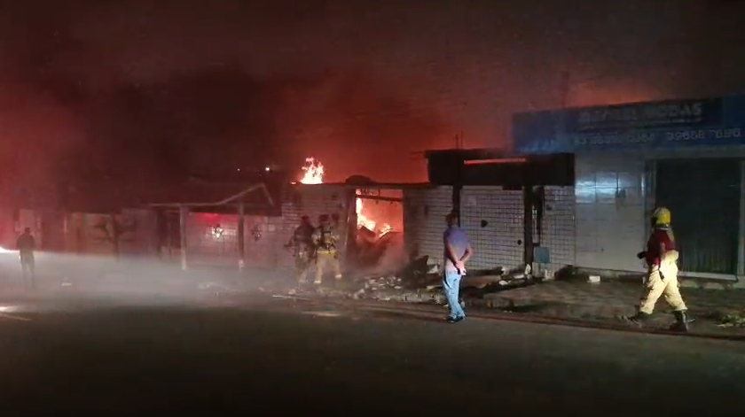 DESTRUIÇÃOIncêndio destrói casa e dois veículos no Grotão; morador é suspeito de provocar as chamas