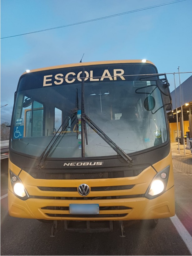 IRREGULARIDADEPolícia Rodoviária Federal flagra transporte escolar irregular na BR-230 em Campina Grande