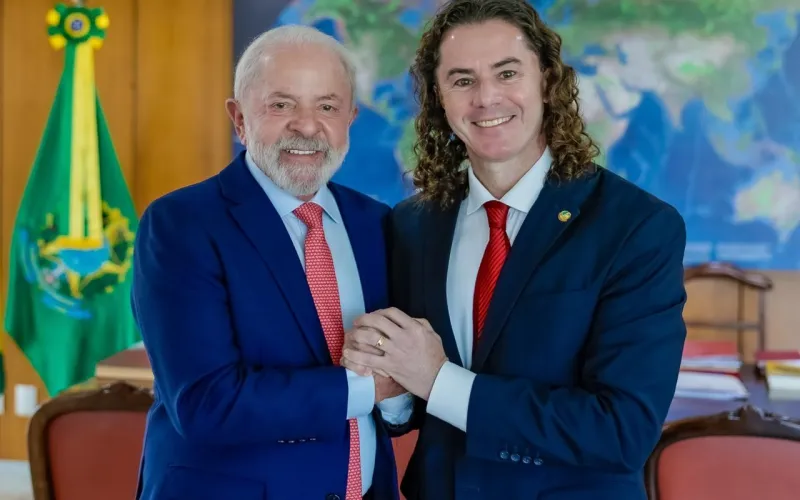 Veneziano reage a sinalização pró-Nabor, se aproxima de Lula e reforça projeto de reeleição ao Senado