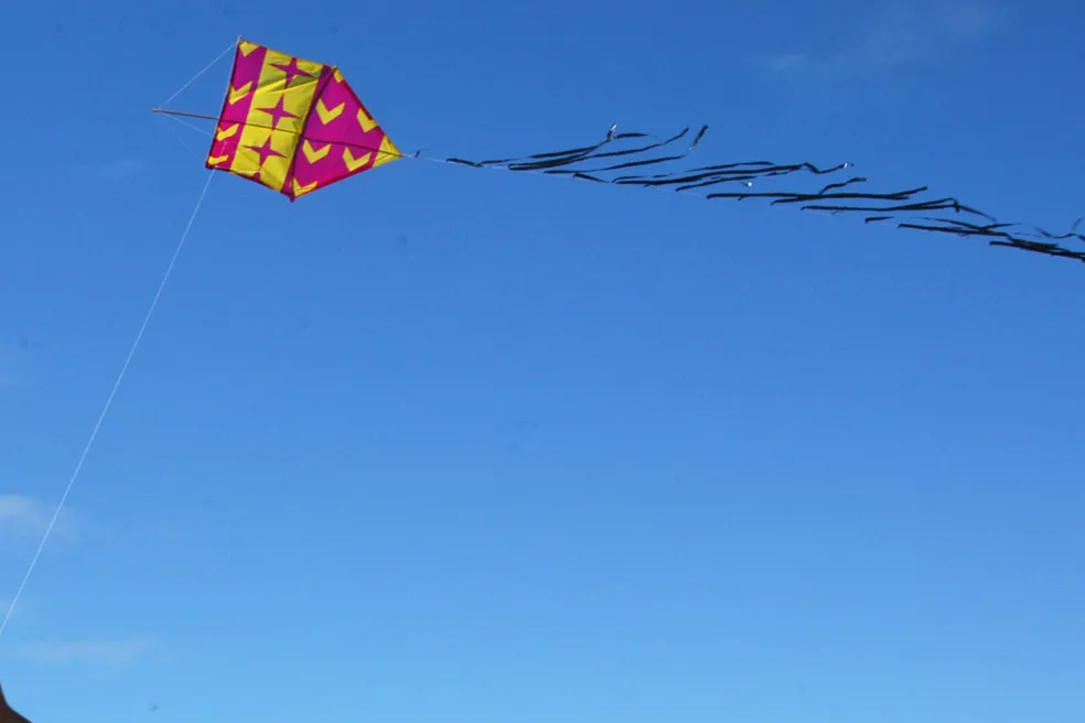 Motociclista é atingido por linha de pipa com cerol em avenida de João Pessoa