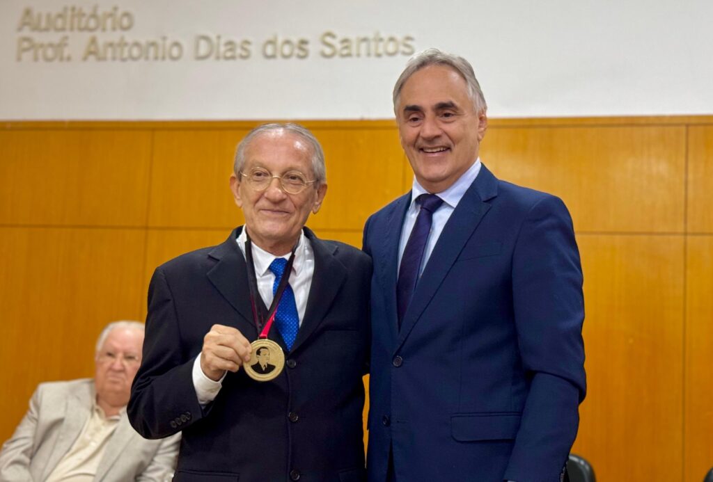 RECONHECIMENTOLuciano Cartaxo homenageia cardiologista José Mário Espínola com Medalha Napoleão Laureano