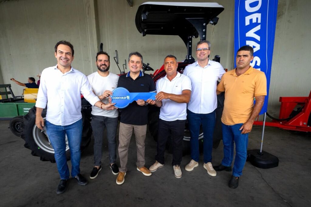 INVESTIMENTOSEfraim entrega máquinas para 11 municípios e reforça discurso de fortalecimento do interior da Paraíba