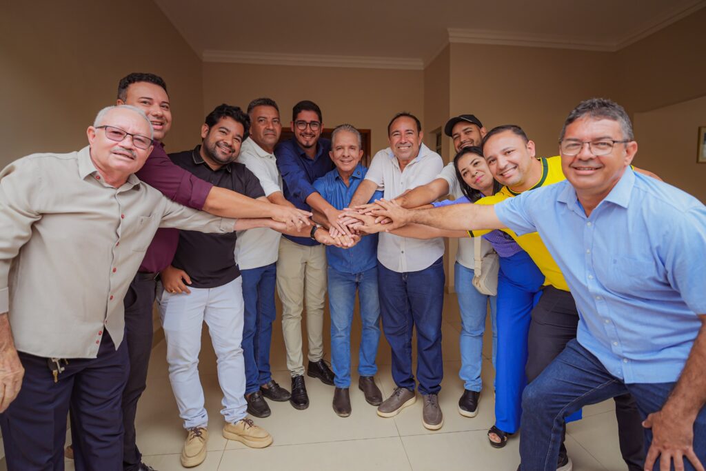 Prefeito, vice e nove vereadores de Teixeira declaram apoio à pré-candidatura de Nabor ao Senado Prefeito, vice e nove vereadores de Teixeira declaram apoio à pré-candidatura de Nabor ao Senado