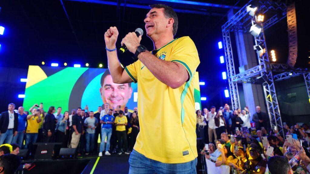 NAS REDES SOCIAISFlávio Bolsonaro atribui eliminação do Brasil na Copa ao PT e diz que brasileiros “vão ganhar o Brasil”