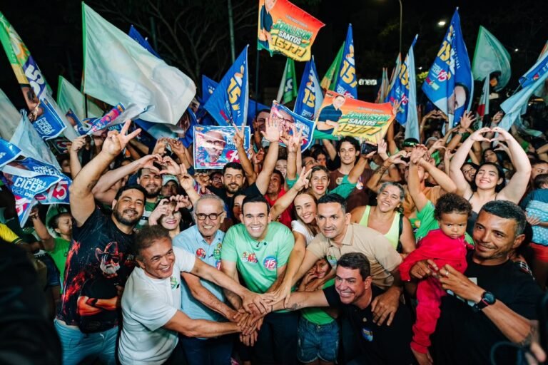 Doutor Jhony inaugura comitê em Campina Grande ao lado de Cícero Lucena e lideranças políticas