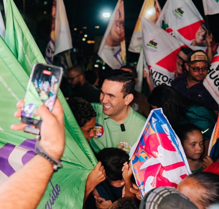 Doutor Jhony reúne multidão em caminhada no Santa Rosa, em Campina Grande
