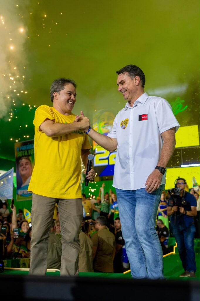 ELEIÇÕES 2026Flávio Bolsonaro quebra protocolo e anuncia Efraim Filho em momento inédito durante convenção do PL na Paraíba ELEIÇÕES 2026Flávio Bolsonaro quebra protocolo e anuncia Efraim Filho em momento inédito durante convenção do PL na Paraíba