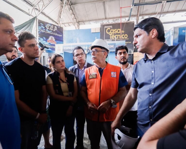Após incêndio no Centro de Passagem, Leo Bezerra cria força-tarefa e anuncia crédito para comerciantes