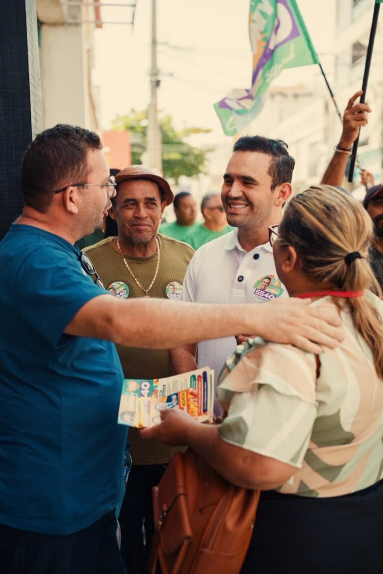 Doutor Jhony intensifica campanha em Cajazeiras com caminhada em feira e inauguração de comitê