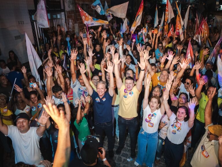 Nabor leva campanha às ruas de Campina Grande e encerra agenda com plenária Nabor leva campanha às ruas de Campina Grande e encerra agenda com plenária