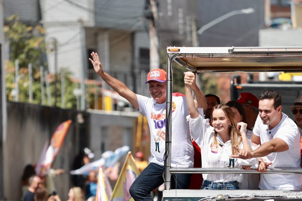 Lucas, Nabor e João participam de carreata por 13 bairros de Campina Grande Lucas, Nabor e João participam de carreata por 13 bairros de Campina Grande