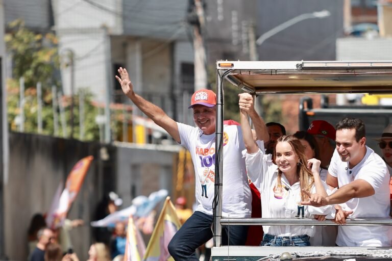 Lucas, Nabor e João participam de carreata por 13 bairros de Campina Grande