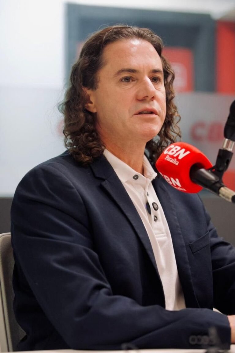 Veneziano cobra que Flávio abra contas e critica postura em debate